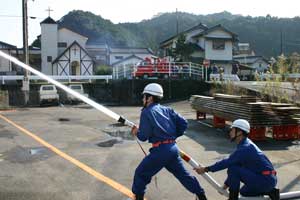 消防団員による放水